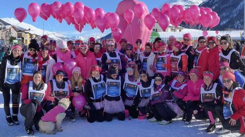 56 duonnas da la gruppa «Mascha rösa» as parteciparan quist on a la Cuorsa da duonnas dal Maraton da skis Engiadinais (fotografia: Lia da cancar Turich).