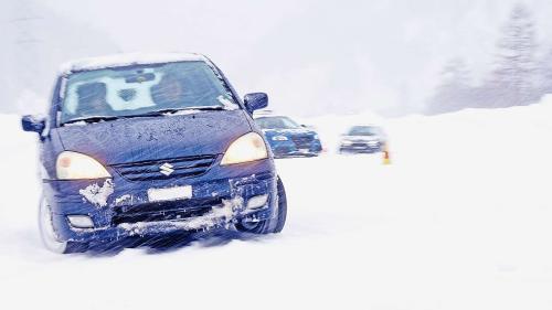 Winterfahrtraining wie es im Buche steht. In Zernez können Interessierte sich, ihre Fahrzeuge und ihren Fahrstil in gesicherter Umgebung ausloten und abseits der Strasse Grenzerfahrungen sammeln. Foto: Jon Duschletta