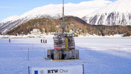 Auch knappe 40 Tonnen Beton reichten nicht aus, um auf dem St. Moritzersee, Höhe Ludains, eine Versuchsplattform ins künstlich aufgeeiste Eis einbrechen zu lassen. Der Versuch wurde später abgebrochen. 	Foto: Jon Duschletta