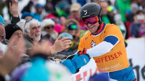 Nevin Galmarini s’ingrazcha pro seis fans chi til han sustgnü l’on passà pro la cuorsa da la Coppa mundiala FIS a Scuol (fotografia: Dominik Täuber).