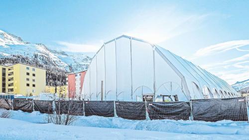 Stein des Anstosses ist die riesige Eventhalle die gemäss Definition kein Festzelt sondern eine sogenannte Polygonhalle ist. In dieser werden schon bald die Gäste der indischen Promihochzeit feiern. Foto: Daniel Zaugg 