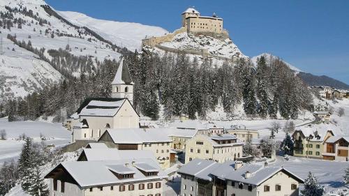 La fracziun da Fontana cul chastè es il center da Tarasp (fotografia: Benedict Stecher).