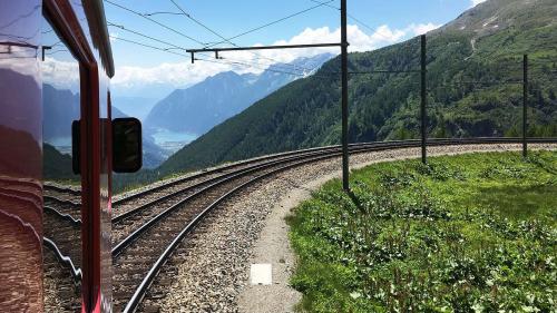 Zwischen Alp Grüm und Poschiavo soll eine zusätzliche Kreuzungsstelle den Taktfahrplan ermöglichen. Foto: Jon Duschletta