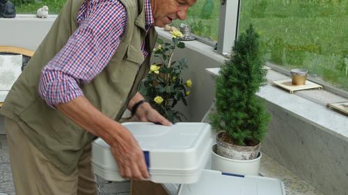 Es ist serviert! Die leere Essensbox wird später in der Spitalküche mit einem Menü befüllt (Foto: Othmar Lässer).