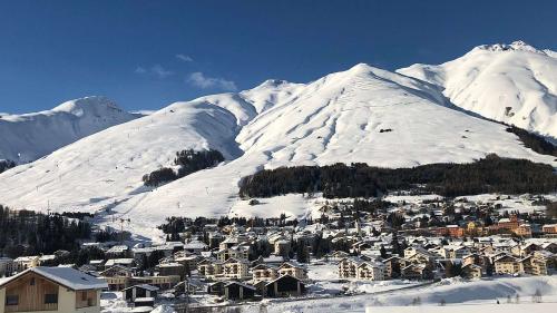 Il territori da skis da Zuoz es situà illa costa sur il cumün (fotografia: Flurin Wieser)