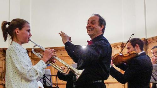 Die 13-jährige Eline Catalini mit NZO-Dirigent Martin Studer in Pontresina. Foto: Jon Duschletta