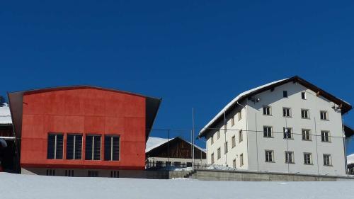 La Bainesser AG examinescha la pussibiltà da cumprar la chasa da scoula da Tschlin, la sala polivalenta resta in mincha cas inavant a disposiziun eir a las societats (fotografia: Flurin Andry).