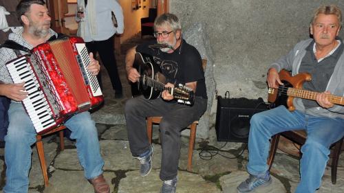 Paulin Nuotclà (culla guitarra) ha adüna darcheu plaschair cun seis amis musicants (fotografia: Benedict Stecher).