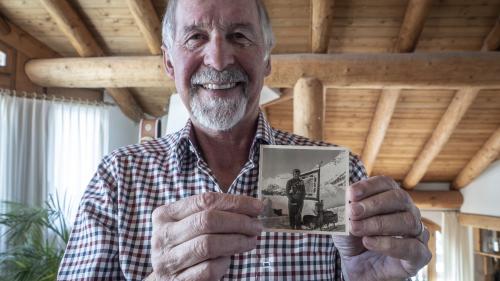 Jürg Pedrun mit einem Bild aus alten Zeiten. Foto: Daniel Zaugg