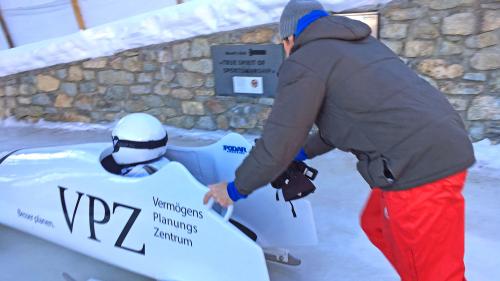 Und los geht’s - von Gregor Stähli auf gerader Linie angestossen, ist der Monobob mit seinem Piloten in rund 65 Sekunden im Ziel. Foto: Laura Schiess