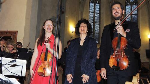 Flurina Sarott, Anita Jehli e Lech Antonio Uszynski da l’Orchestrina Chur pro lur concert illa baselgia a Sent (da schnestra). fotografia: Benedict Stecher