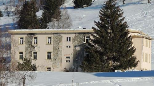 La fatschada vers saira da l’Hotel Tarasp es in ün stadi deplorabel (fotografia: Benedict Stecher).