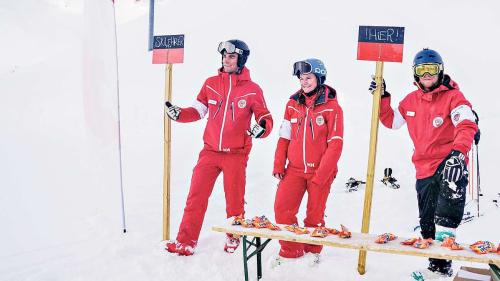 Die «Skeachers» Pascal, Madlaina und Kevin bieten auf dem Mot da Ri ihren Spontan-Skiunterricht an. Foto: Jon Duschletta