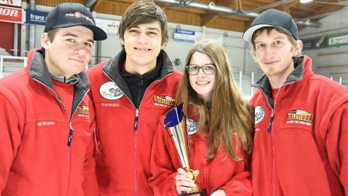 Orlando Bass (von links), Sebastian Martin, Svenja Buchs und Klemens Buchs erreichen an der Eisstock-EM den vierten Rang (Foto: Nicolo Bass)..