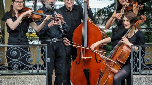 Ils Fränzlis da Tschlin organiseschan daspö divers ons lur lavuratori da musica populara a Tschlin (fotografia: Flurin Bertschinger).