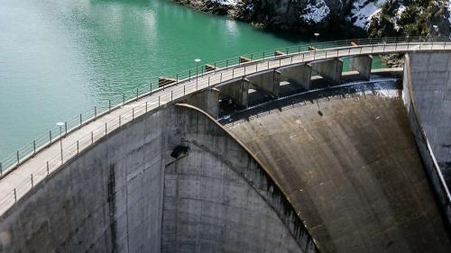 Die Entscheidung über eine faire Abgeltung der Ressource Wasser wurde vom Parlament verschoben. Jetzt verlangen Politiker von links bis rechts Transparenz der Stromkonzerne. Foto: Jon Duschletta