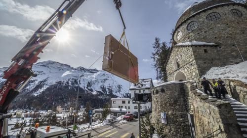 Behutsam wird ein verpacktes Teil des Triptychons in Richtung Transporter bewegt. Foto: Daniel Zaugg