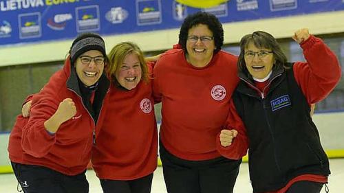 Das Schweizer Damen-Team, mit Madlaina Caviezel, Bernadette Roerli, Marta Bundi und Blaza Bandur, gewinnt EM-Silber (Foto: z.Vfg.)