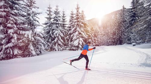 Langlaufen ist voraussichtlich noch bis mindestens Ende März möglich im Oberengadin. Foto: swiss-image.ch