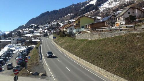 Cun l’ir dals ons es l’oriund sviamaint da Scuol dvantà üna via da cumün immez differents quartiers (fotografia: Annatina Filli).