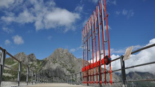 Dieses Glockenspiel von Manfred Alois Mayr auf der Staumauer wurde im Rahmen von «Arte Albigna» 2017 sehr bestaunt