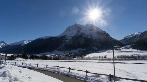 Auf der Parzelle unterhalb des Strässchens soll das neue Hotel gebaut werden. Foto: Reto Stifel