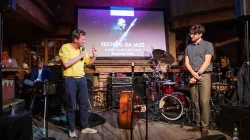 Der Gründer, Christian Jott Jenny, und der neue Leiter des Festival da Jazz, Yunus Durrer, präsentieren das Programm für den Sommer 2019. Das diesjährige Jazzfestival glänzt mit rund 25 Konzerten von verschiedenen Jazzmusikern.		Foto: Giancarlo Cattaneo