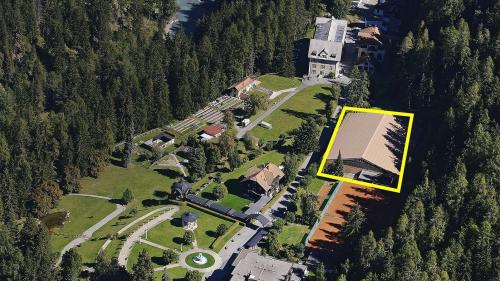 Im Zonenplan Tarasp/Vulpera wird die bestehende Hotelzone in eine Parkierungszone umgezont und im Generellen Gestaltungsplan wird der Eintrag «Sportbereich Halle» aufgehoben (Foto: z. Vfg)