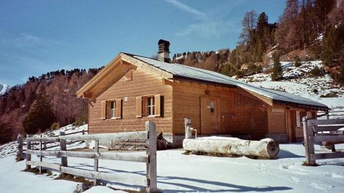 L’ustaria La Posa sper l’Alp Champatsch es averta eir dürant la stagiun d’inviern (fotografia: Carla Oswald).