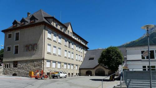 Ün dals ses lös cun s-chalin ot illa regiun Engiadina Bassa Val Müstair es Scuol, qua la chasa da scoula cumünala chi’d es gnüda fabrichada dal 1912 (fotografia: Flurin Andry).