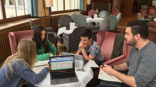 Im gemütlichen Ambiente der Waldhaus-Lobby werden die kreativen Köpfe von Nikita, Valentina, Gian-Luca und Schreibwerkstattleiter Patrick S. Nussbaumer (v.l.n.r.) zusammengesteckt. Foto: Laura Schiess