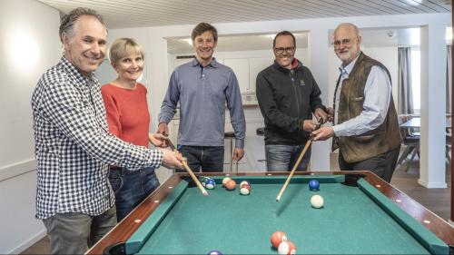 Armin Heim und Christa Inauen Heim (von links) übergeben die Heimleitung an Jan Harbott, Samuel Schäfli übernimmt das Präsidium von Lorenz Lehner. Foto: Daniel Zaugg