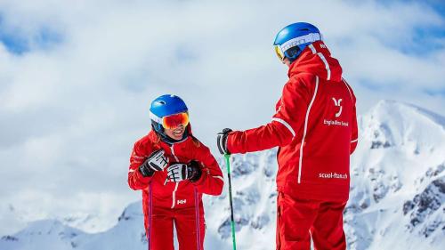 as Skigebiet Motta Naluns in Scuol ist in diesen Tagen in fester Hand der Schneesportlehrerinnen und -lehrer. Sie treten in verschiedenen Disziplinen gegeneinander an (Foto: Swiss Snowsports).