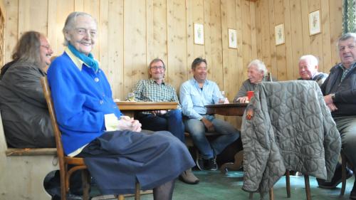 Mariucca Della Briotta im Kreise ihrer Cavaglieri del Cafè.