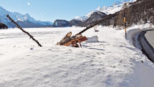 Reste eines spontanen Lawinenabgangs zwischen Sils Baselgia und Plaun da Lej. Der Strassenabschnitt bleibt gefährlich.