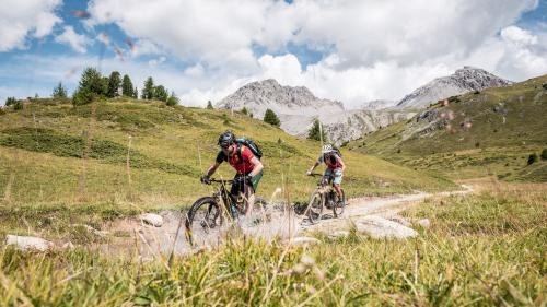 Häufig auch auf dem Pass da Costainas anzutreffen: Die E-Mountainbiker. (Foto: Andrè Meier, Schweiz Tourismus)