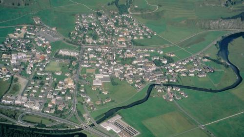 Prägend für die räumliche Entwicklung in Celerina sind seit jeher die beiden kompakten Dorfkerne Crasta und Celerina mit dem Freiraum zwischen den Siedlungen (Foto: Comet Photoshopping GmbH/Dieter Enz). 