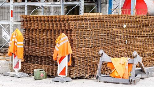 Auf einigen Baustellen ist es noch ruhig, weil der Kanton einige Bauarbeiten im Unterengadin noch nicht vergeben hat (Foto: Jon Duschletta).