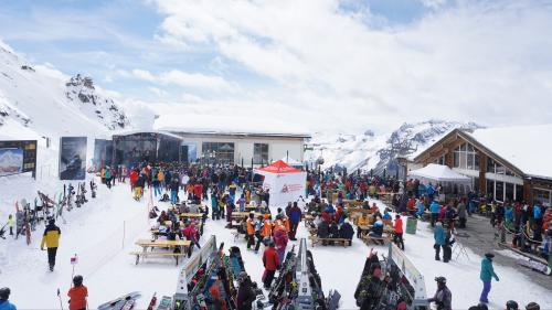 Zum Ende der Wintersaison verwandelte sich Murtèl in eine Rockarena. Foto: Corvatsch AG