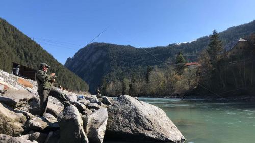 Die Fischereisaison im Kanton Graubünden hat begonnen. (Foto: Jan Schlatter)