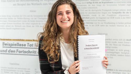 Cinzia D'Adamo mit ihrer Forschungsarbeit über die Propaganda im kalten Krieg. Foto: z.Vfg