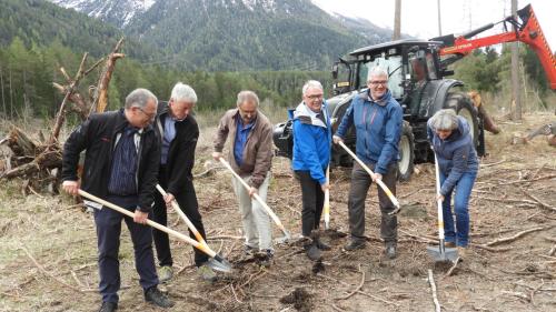 Ils partenaris dal proget da la revitalisaziun da l’ogna da Panas-ch pro la prüma palada. (fotografia: Annatina Filli)