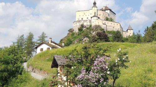  Ils respunsabels dal chastè da Tarasp han avant da far müdamaints. (fotografia: archiv Posta Ladina)