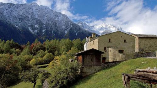 Die Stiftung «Ferien im Baudenkmal» bewirtschaftet auch vier Objekte in Südbünden, darunter dieses Steinhaus in Brusio. Foto: Stiftung Ferienheim im Baudenkmal/Gataric Fotografie