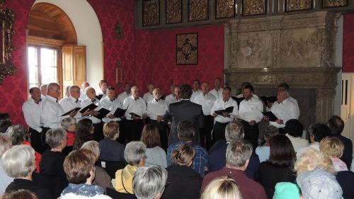 Il Cor viril Engiadina Bassa ha concertà la fin d’eivna passada i’l Chastè da Tarasp. (fotografia: Benedict Stecher)