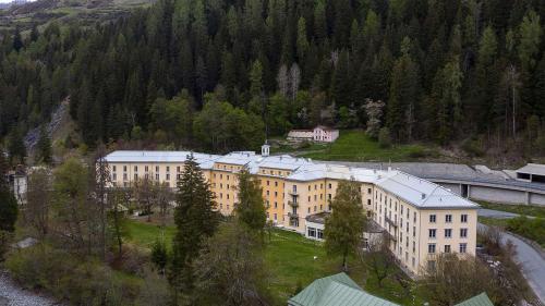 Und plötzlich wird es ernst: Das Hotel Scuol Palace in Nairs soll im Sommer eröffnet werden.  Foto: Mayk Wendt