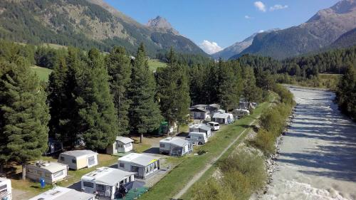 Der TCS Camping Samedan liegt direkt am Fluss Flaz, inmitten der Natur und ist vor allem im Sommer ein beliebter Campingplatz. Aber auch im Winter ist dort das Campieren möglich. (Foto: z. Vfg.)