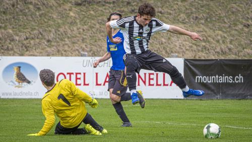 Gafur Jusufi (FC Celerina) mit einem Tänzchen vor Goalie Casutt (CB Laax). Foto: Daniel Zaugg