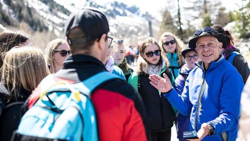 Glaziologe Felix Keller erklärt den Studierenden alles über den schwindenden Gletscher. Foto: Mayk Wendt