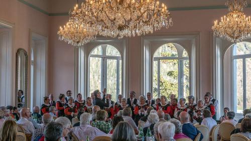 Il Cor Mixt da Samedan ho concerto in dumengia per l’ultima vouta suot la bachetta dal dirigent Curdin Lansel. (fotografia: Jon Duschletta)